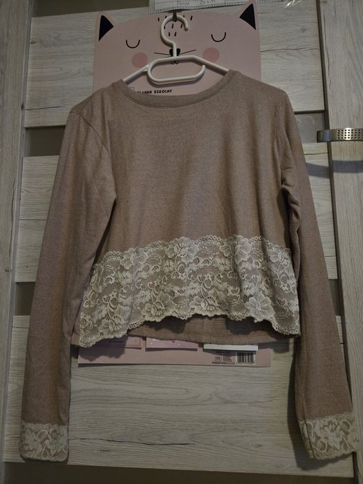 Krótka bluzka z koronką