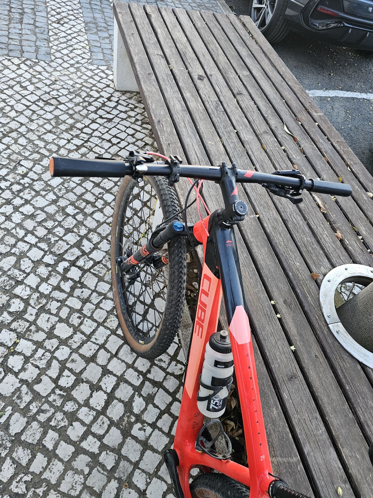 Bicicleta btt CUBE carbono em ótimo estado. Roda 29
