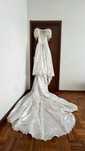 Vestido de noiva clássico de cauda longa