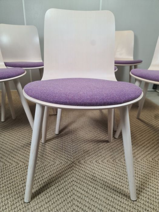 Krzesła Martela Sola białe z fioletową tapicerką design Antti Kotila