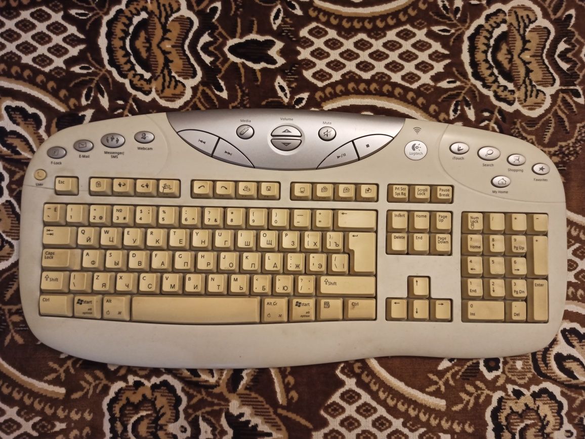 клавіатура Logitech безпровідна великого розміру