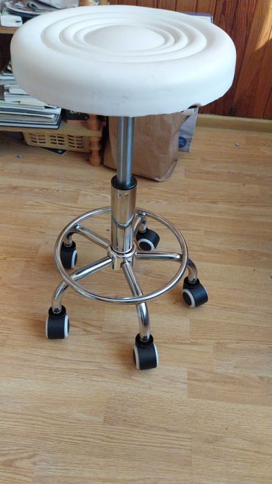 Taboret fryzjerski na kołkach