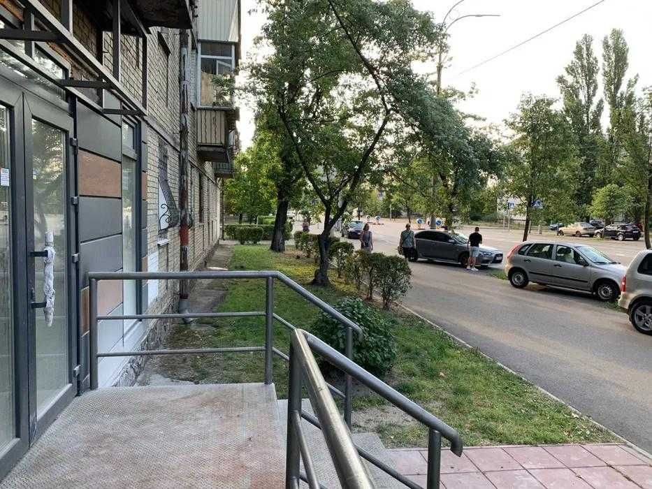 Продажа фасадного помещения 50м2 Дарницкая площадь