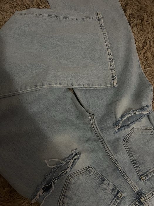 Трендові джинси з розрізами на сідницях блакитні світлі джинси