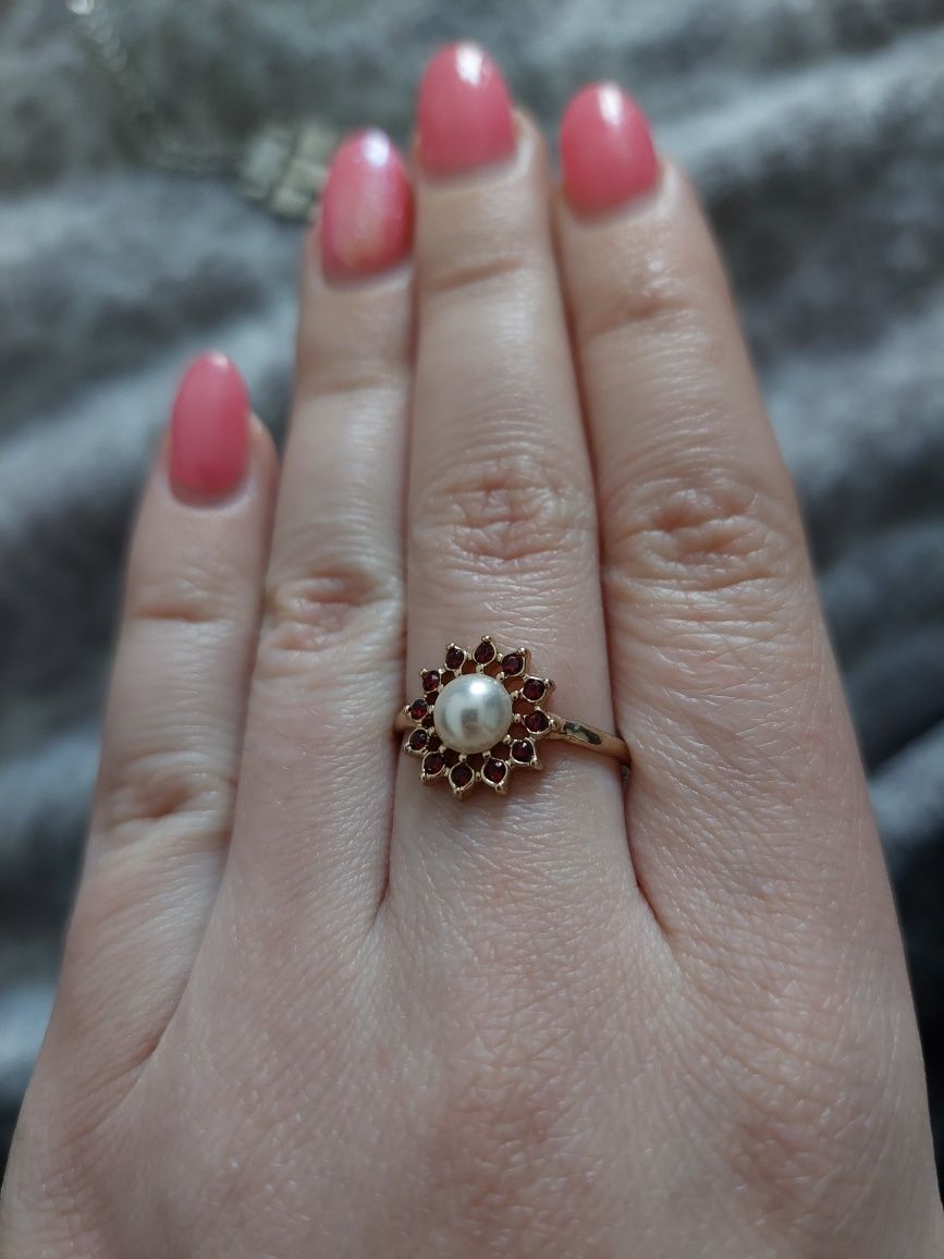 Nowy pierścionek I am cyrkonie czerwone perła złoty