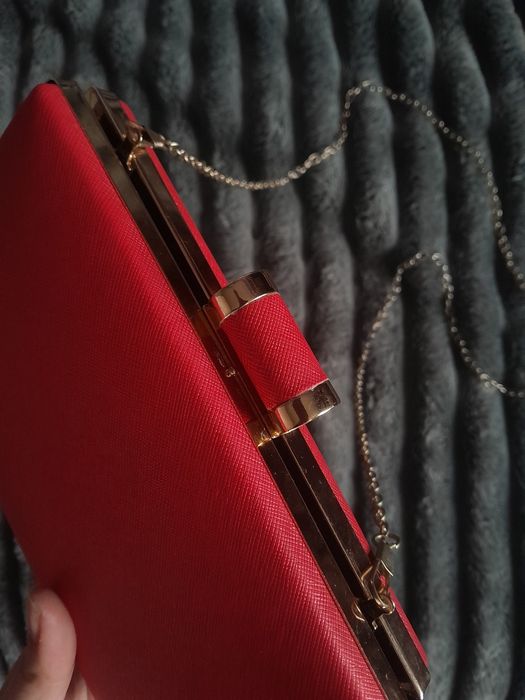 Стильна червона сумочка-клатч на ланцюжку 

Елегантний клатч насиче