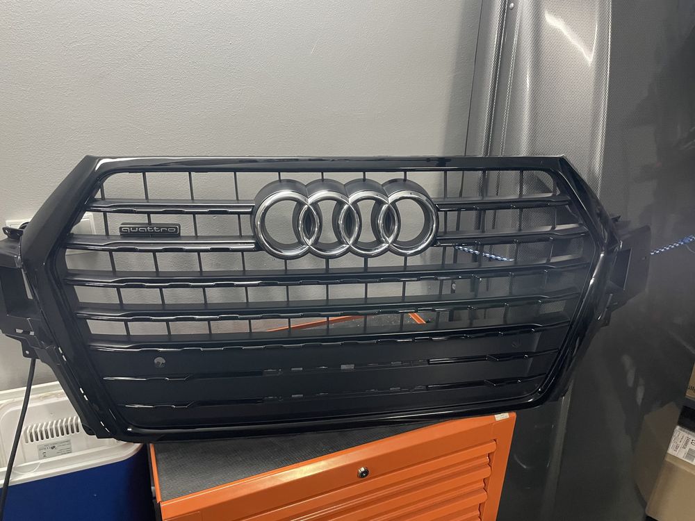 Audi q7 grill black line