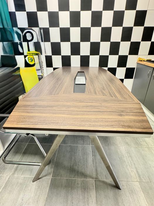 Solidny stół do biura z gniazdami