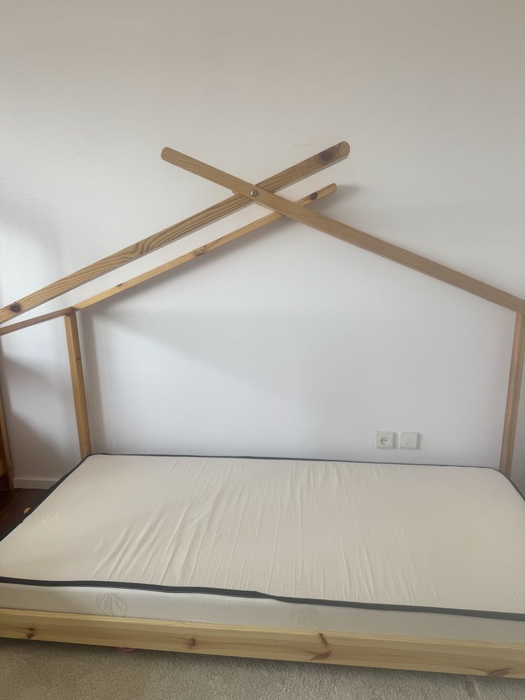 Cama de madeira com colchao