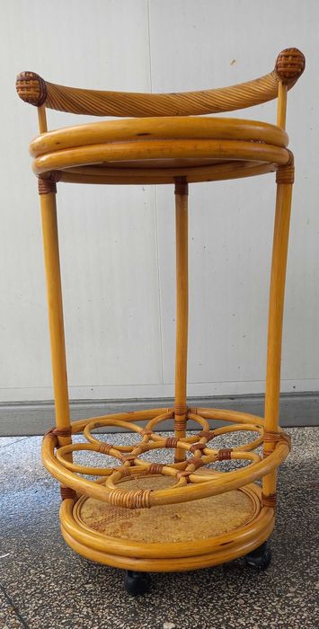 Mesa de apoio de sala, ou de jardim.