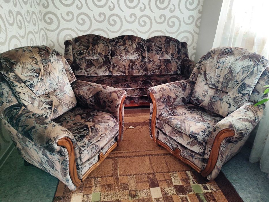 Продається комплект м'яких меблів: диван + два крісла. Вживане.