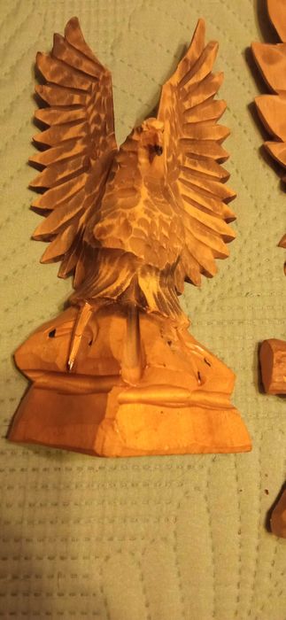 Rzeźbiony orzeł z drewna