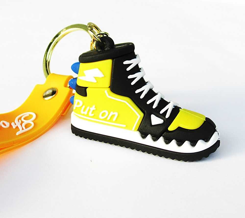 Brelok sportowy do kluczy torebki żółty but szekla gumowy