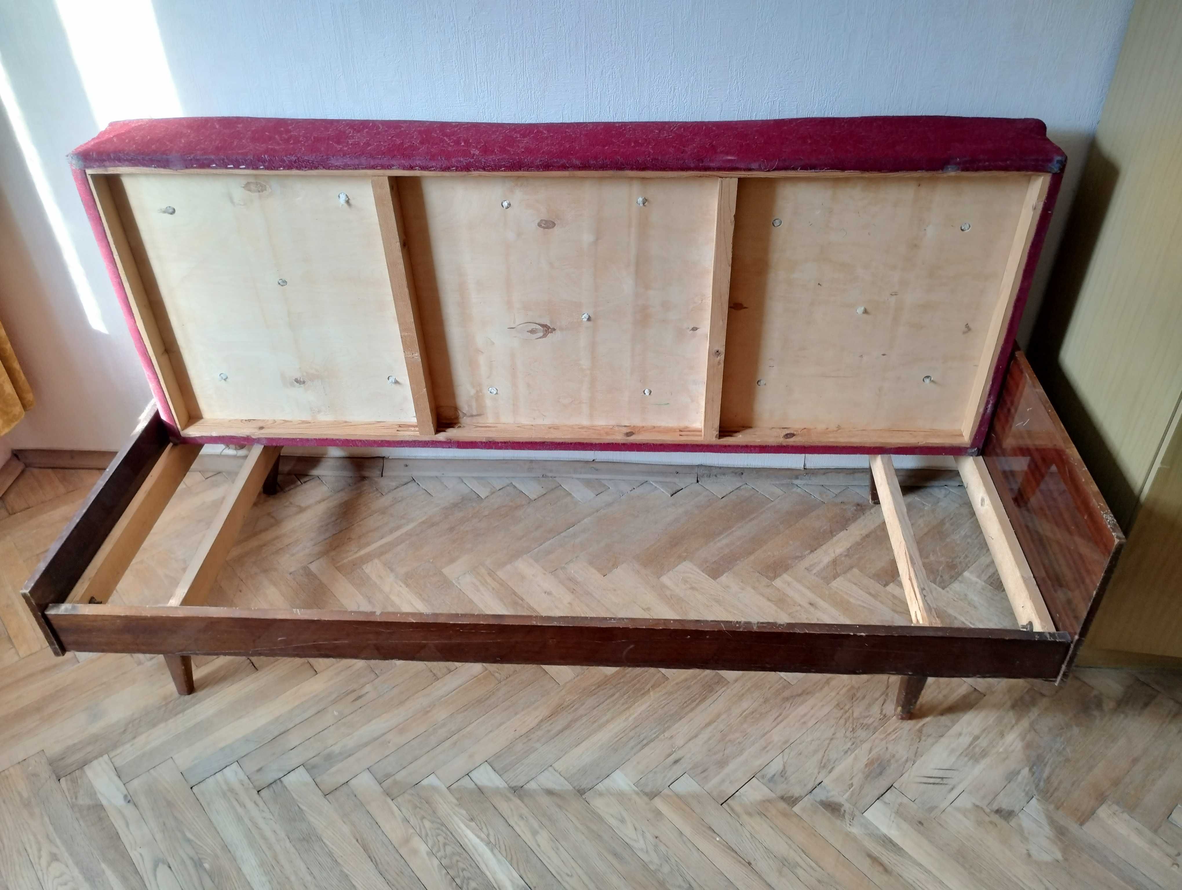 Кровать, софа, диван. Ліжко.