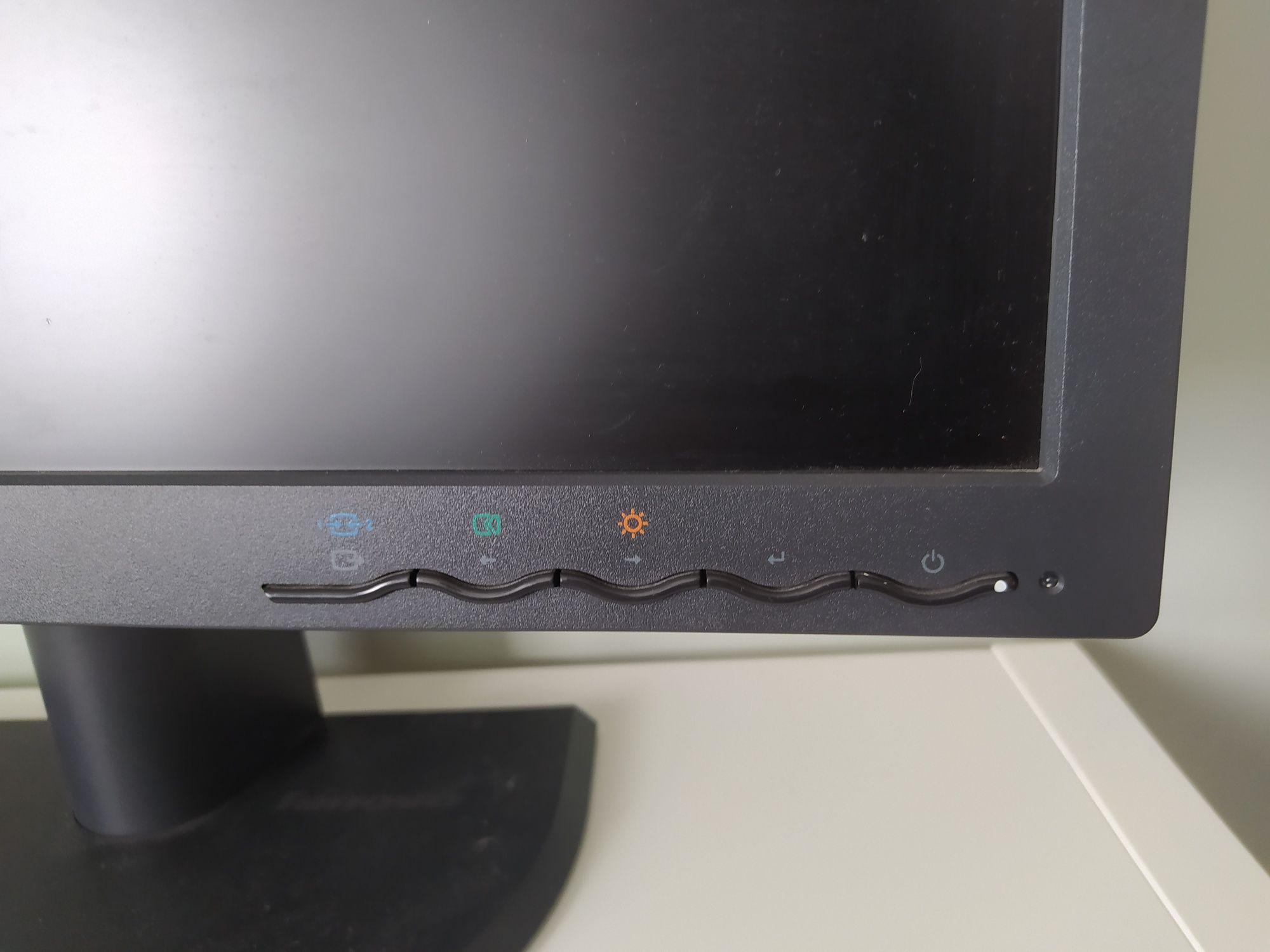 Duży monitor Lenovo