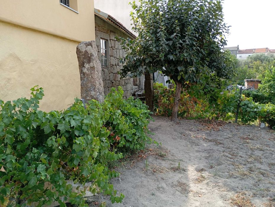 Linda moradia para recuperar a gosto, em pedra, com terreno.