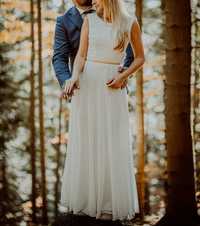 Minimalistyczna suknia ślubna w wyciętymi plecami