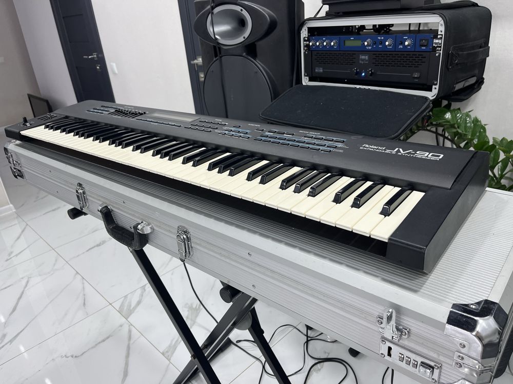 Roland JV-90 / Топовая модель 76-Key / редкий синтезатор + кейс