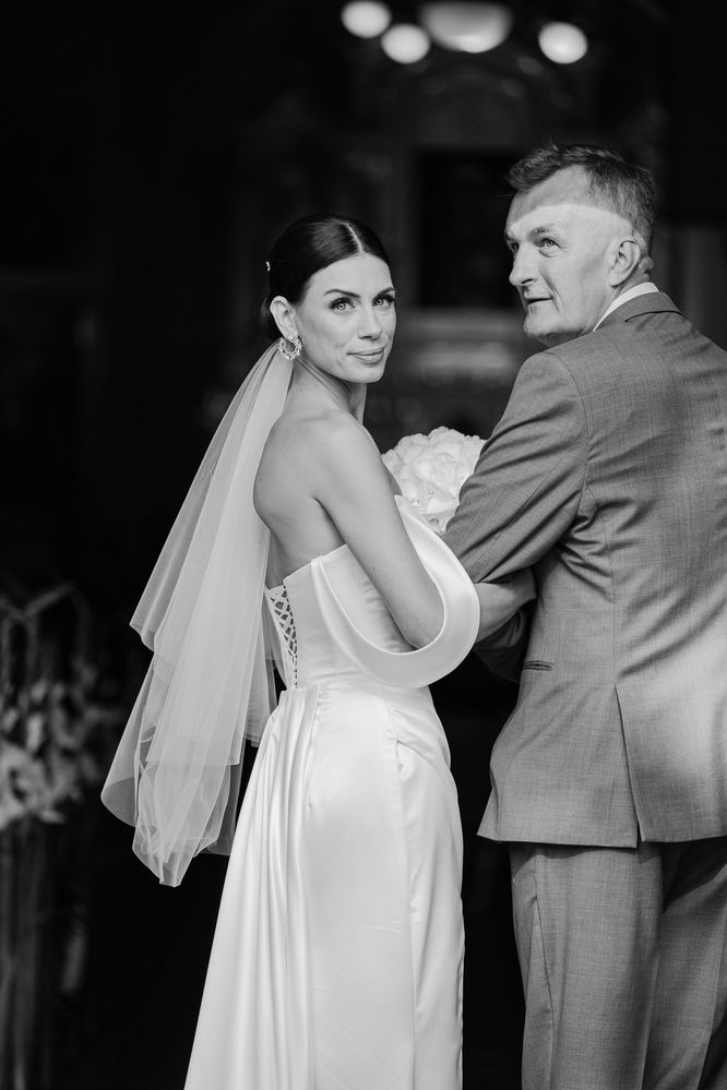 Suknia ślubna elegancka nowoczesna