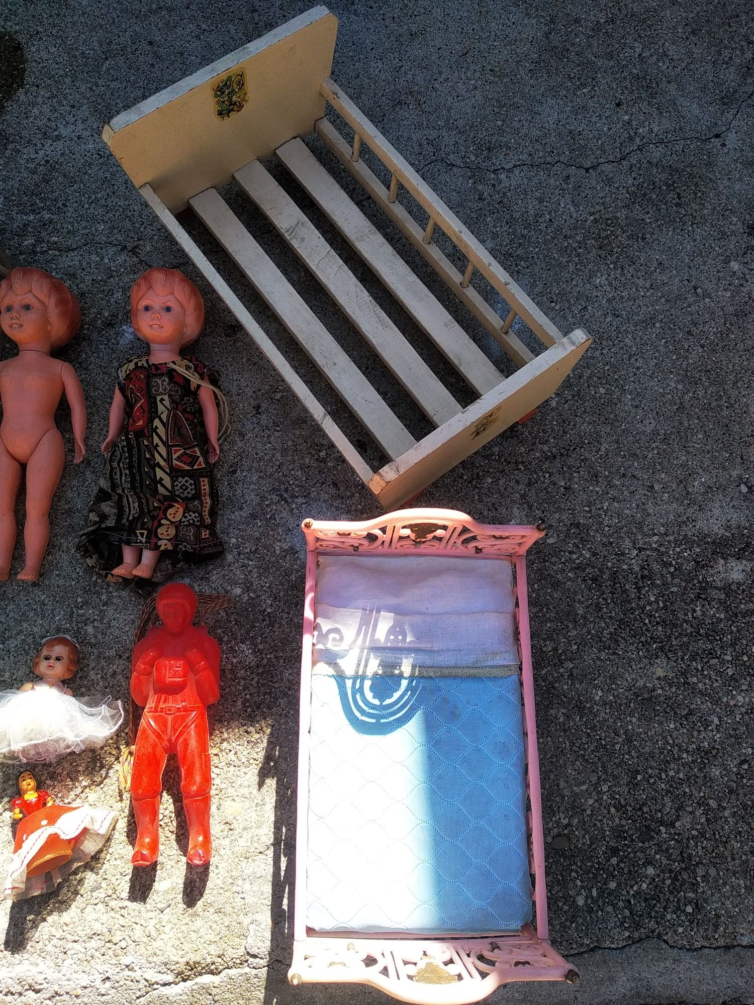 Bonecas, boneco antigos e duas camas antigas