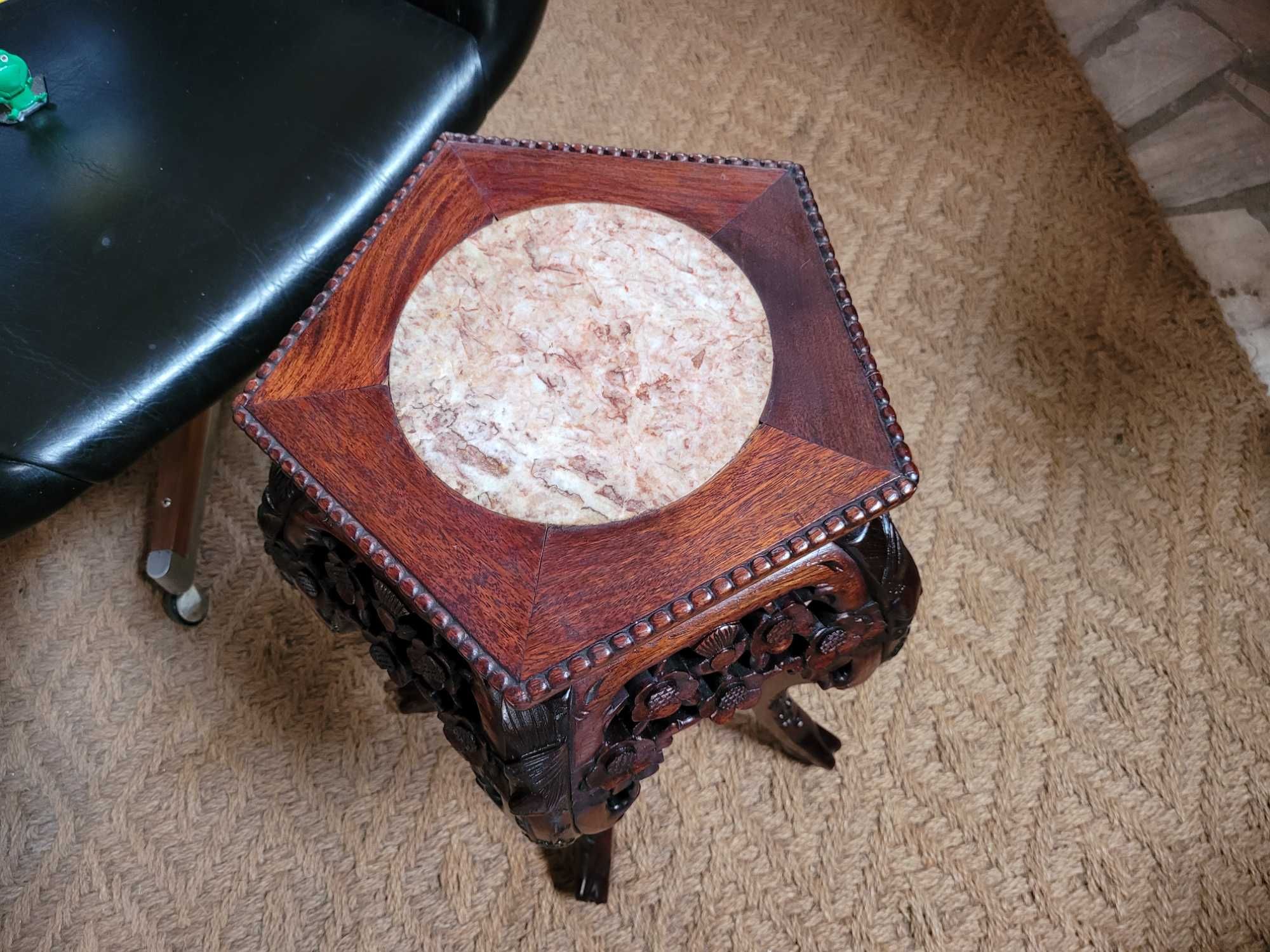 Mesa de centro em madeira maciça trabalhada com tampo em pedra - ópt