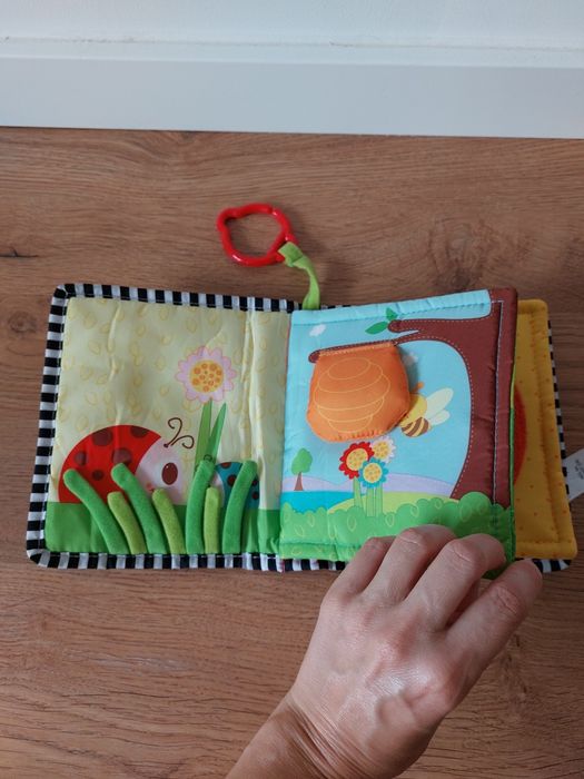 Livro de pano para bebés ou crianças pequenas.