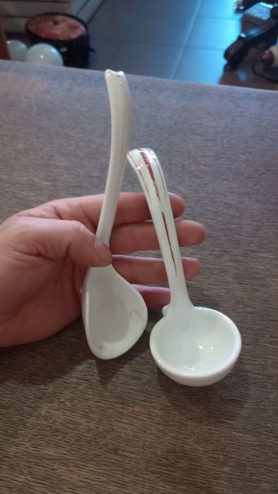 Stara Chochla porcelanowa do sosów 2 sztuki