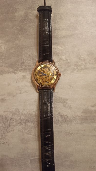 Наручные часы с ремешком