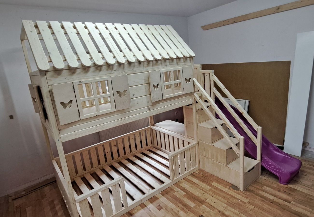 Łóżko piętrowe drewniane domek 120x180 z zjeżdżalnią