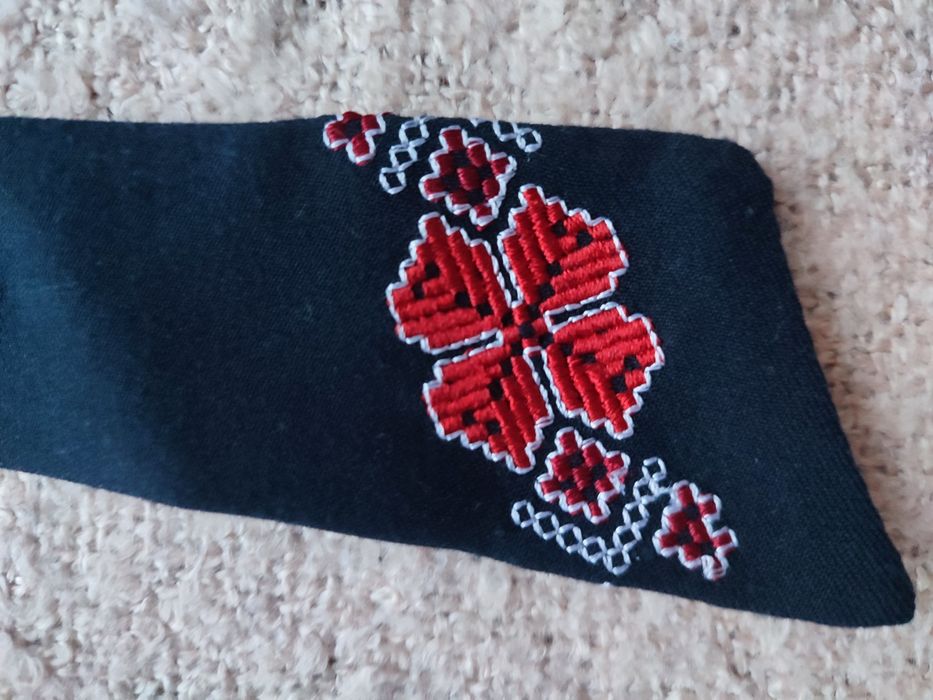 Краватка вишита, дівчача