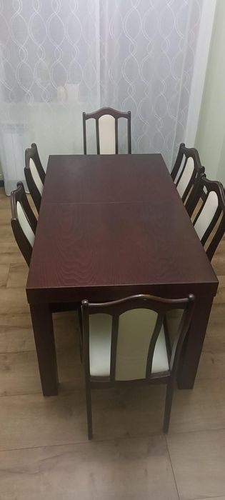 Stół z krzesłami