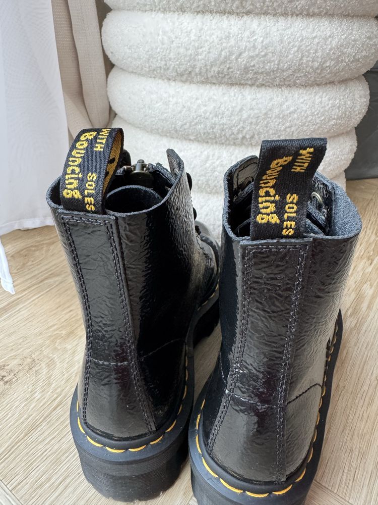 Dr. Martens lakierowane czarne na platformie zamki platforma