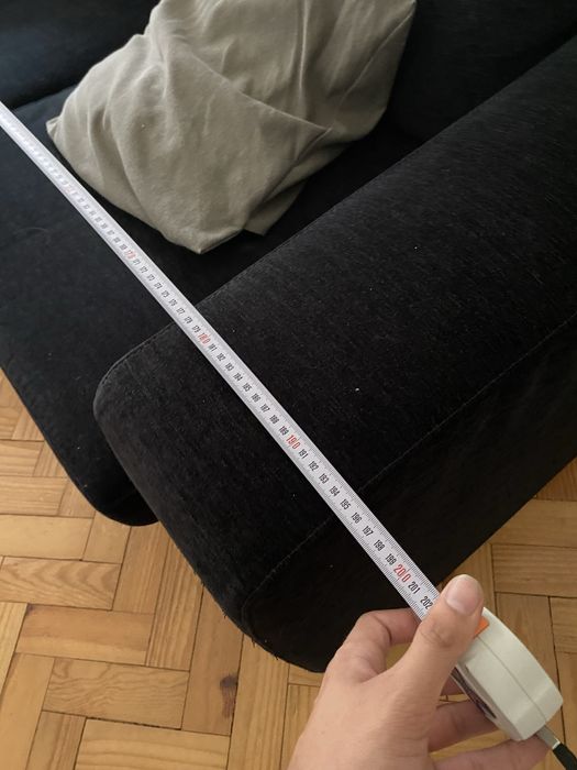 Sofá preto confortável