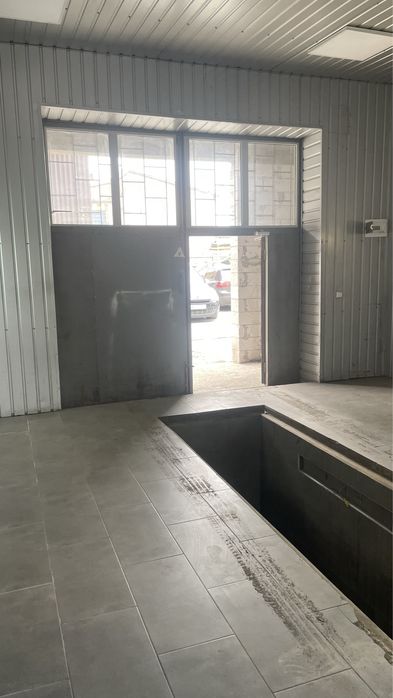 Бокс на два заїзди з ямою і підйомником.