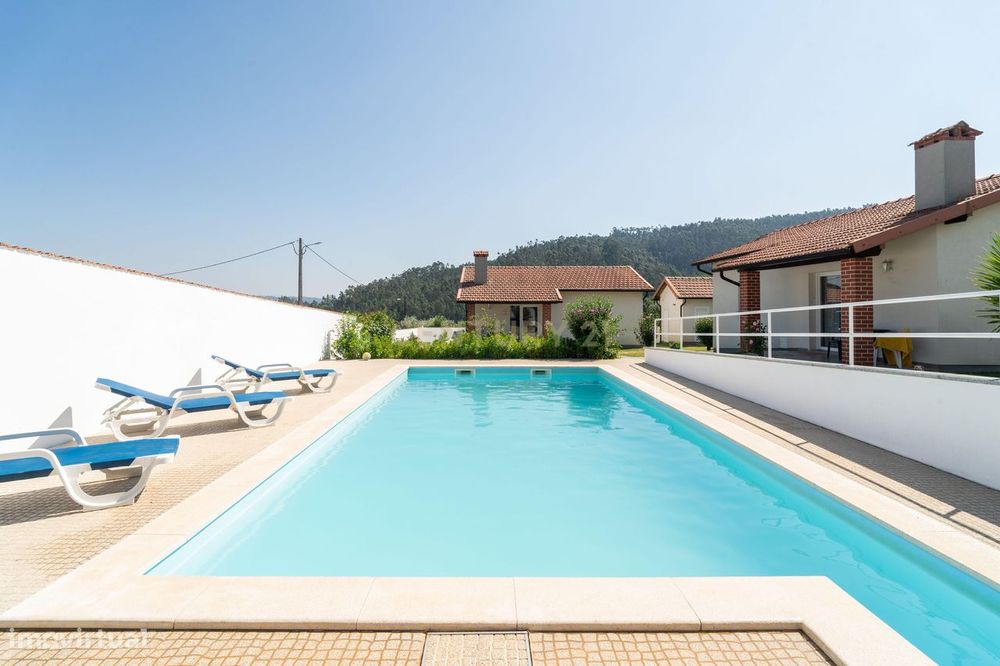 Charmosa Quintinha com 4 Moradias T2 - Ideal para Investimento ou Turi