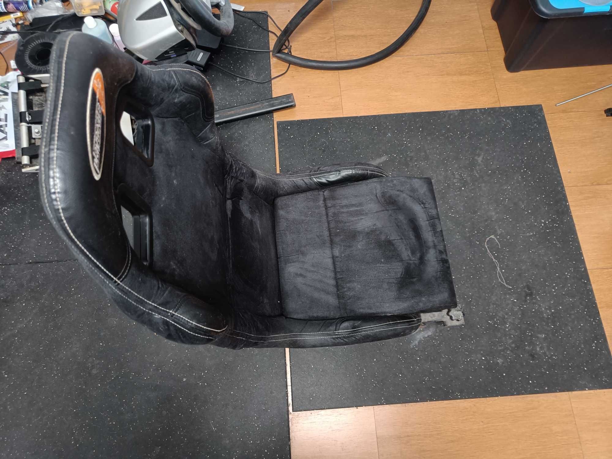 Playseat com volante e pedais fanatec estragado