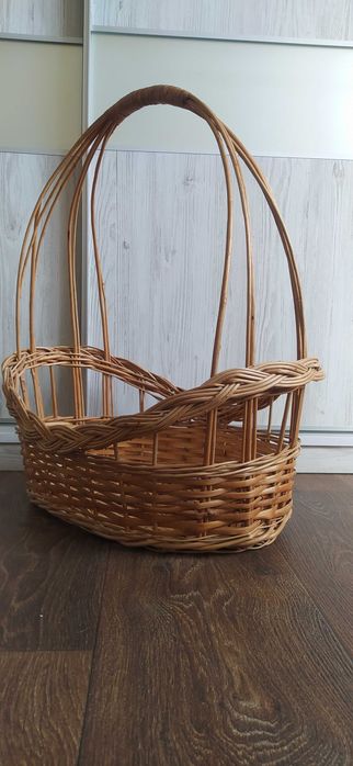 Плетёная корзина ручной работы.