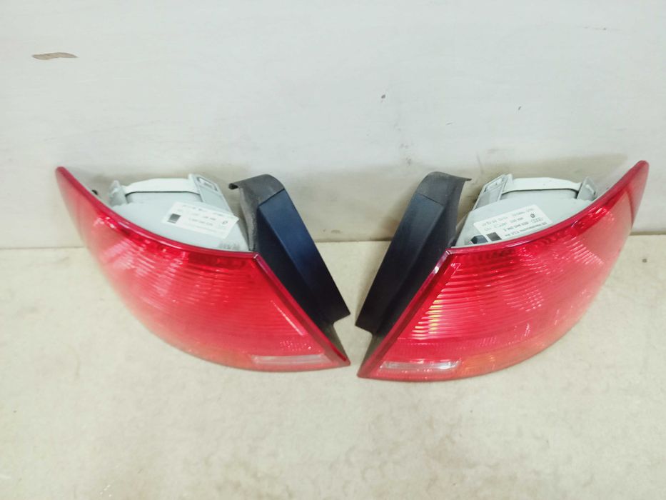 Audi A4 B7 kombi lampa tył tylna prawa lewa oryginał wkład