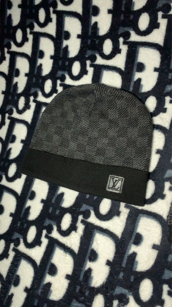 Gorro + Cachecol LV Cinza Escuro (C/caixa)