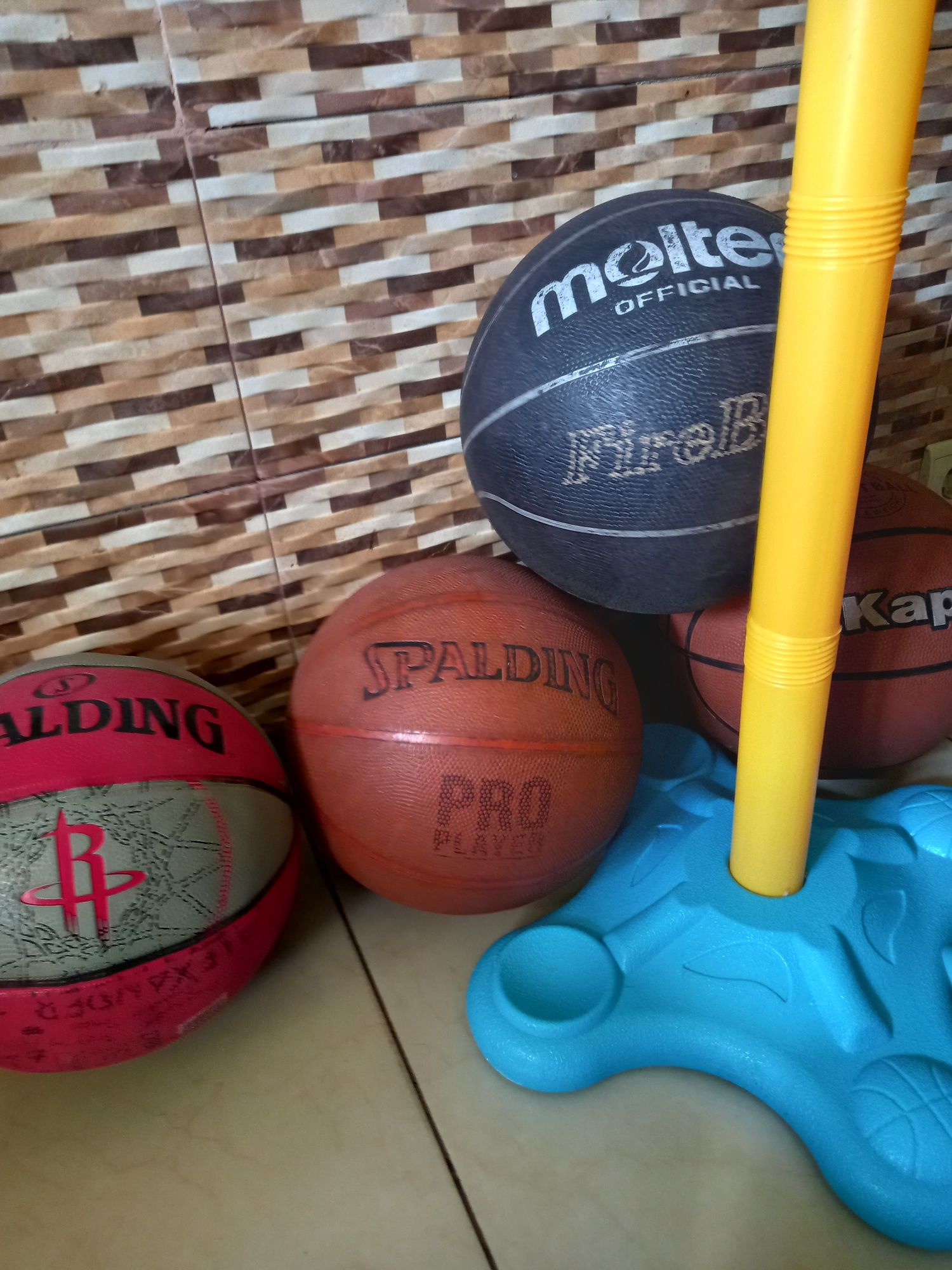 Баскетбол вдома для дітей.м'ячі