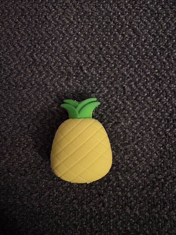 Ananas. Osłonka na kabel