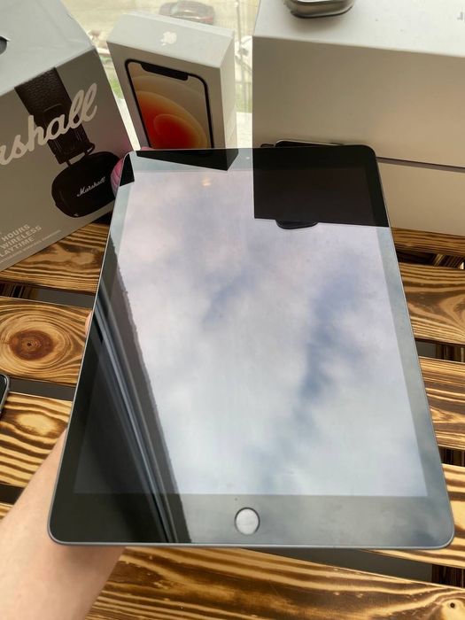 iPad 7 32gb працює