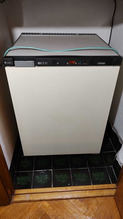 Морозильна камера Гиочел в хорошому стані.