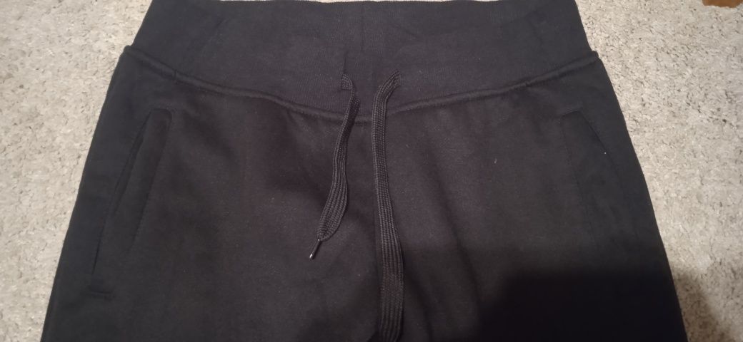 Czarne dresowe spodnie M