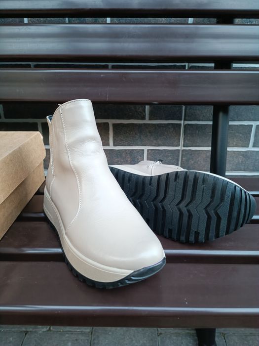 Нові шкіряні демісезонні черевики (р.37).