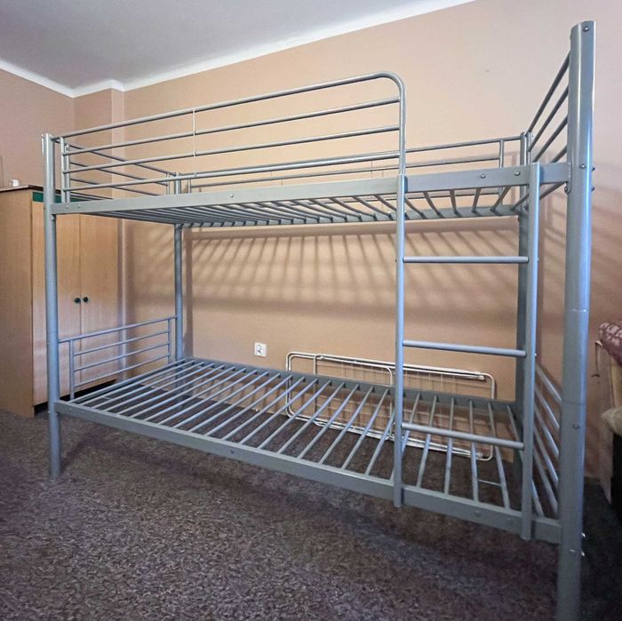 Łóżko piętrowe metalowe szare