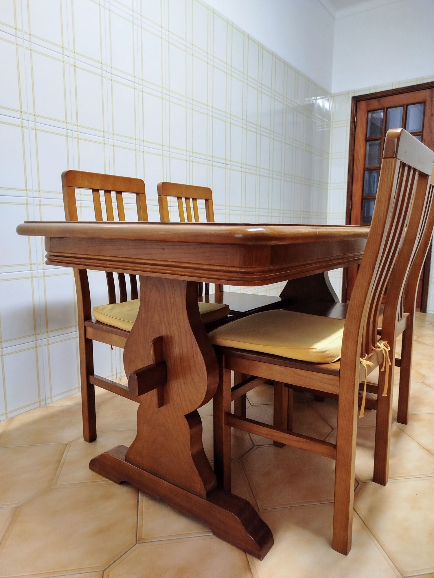 MESA DE REFEIÇÕES | Extensível em Madeira Maciça (c/ 6 cadeiras)