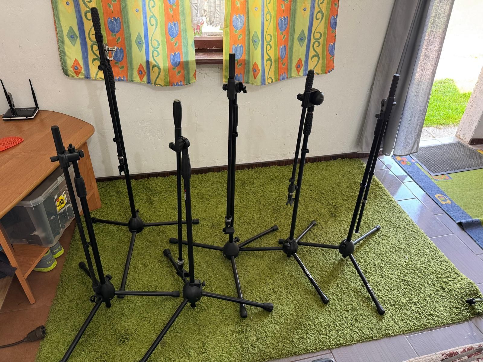 Mikrofony, statywy, kable.