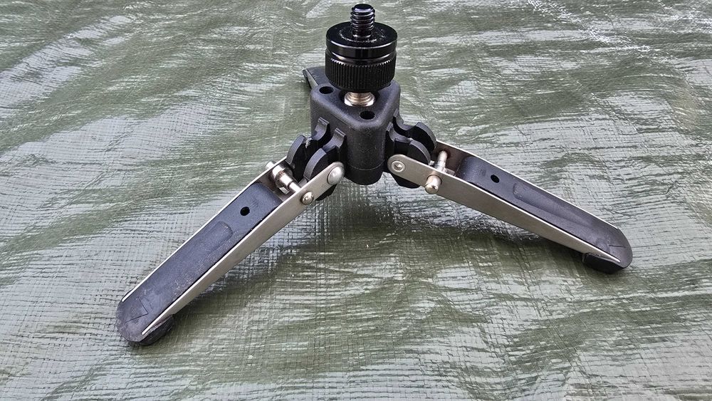 Mini tripé com estrutura robusta e design compacto