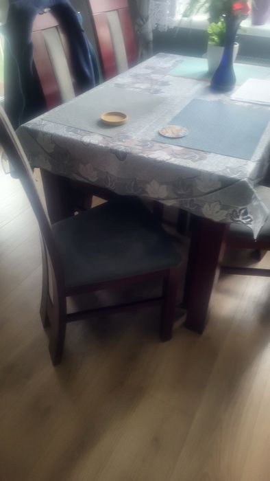 Stół rozkładany i 6 krzeseł